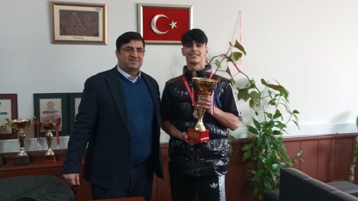 Okul Sporları Muay Tai Branşı İl Şampiyonluğu yarışmalarında 8-C sınıfı öğrencimiz Rüzgar ÖZBUDAK kendi kilosunda (63.5 kg.) İstanbul şampiyonu oldu. 